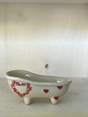 Porte-savon baignoire beige à cœur rouge