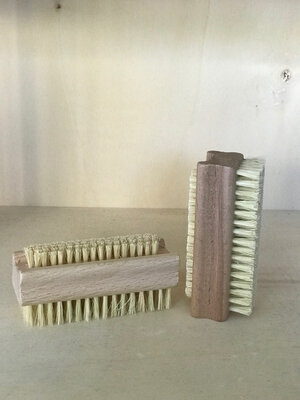 Brosse-ongle en bois