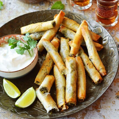 Cigares à la fêta, olives kalamata et herbes fraîches