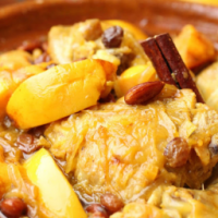 Tajine de poulet aux coings et aux amandes