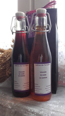 Un vinaigre  au safran en 0.25 cl et un vinaigre de cidre à la mûres en 0.25 cl