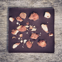 Tab chocolat noir amandes caramélis