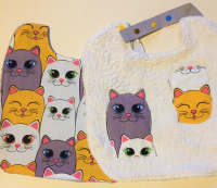 Bavoir réversible motif chats