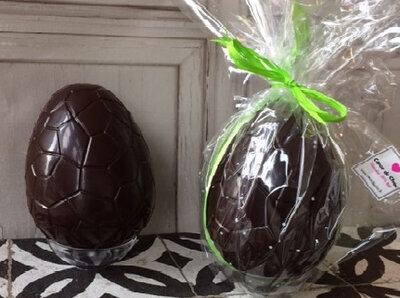Paques oeuf chocolat blanc garni de fritures