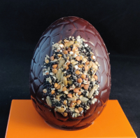 Paques! oeuf noir aux graines garni