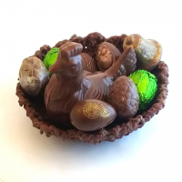 Poulette dans nid garni en chocolat 'lait'