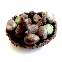 Poulette dans un nid garni en chocolat noir