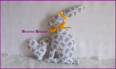 Lapin de pâques et son coeur