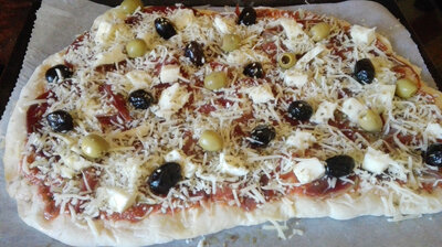 Pizza focaccia mozza olives