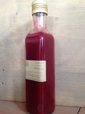 A table-vinaigre pulpe de framboises