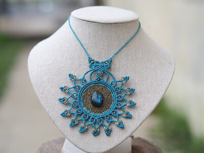 Collier soleil bleu