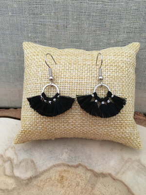 Boucles petits pompons noirs