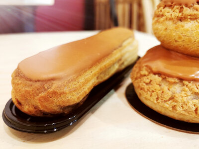 Religieuse au café