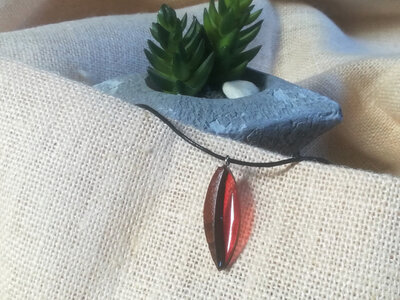 Collier en bois de noyer / résine rouge