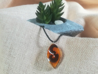 Collier en bois de mérisier et résine orange.