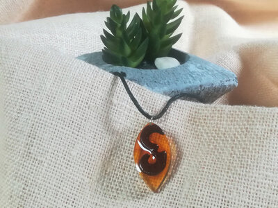 Collier en bois de mérisier et résine orange.