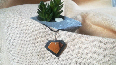 Collier en bois de if et ardoise