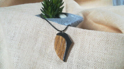 Collier en bois de chêne et collage d'ardoise