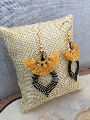 Boucles noires pompons moutarde