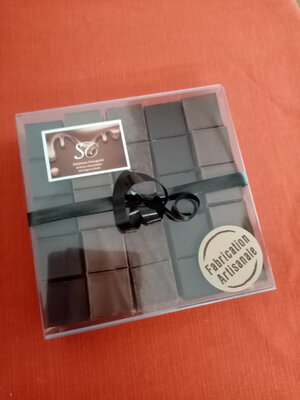 Boîte carrée de pralinés feuilletés