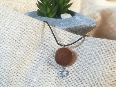 Collier en bois de if assemblées avec un écro