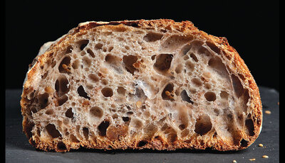 Pain aux noix tranché