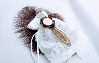 Marque-page en coquille d'autruche