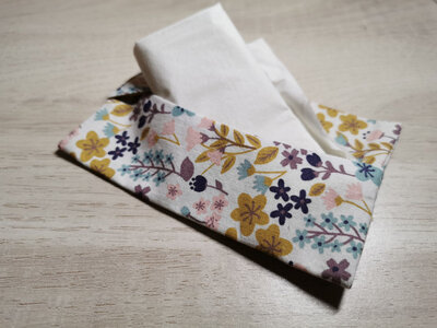 Pochette à mouchoirs écrue fleurs