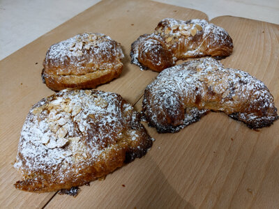 Croissant aux amandes.