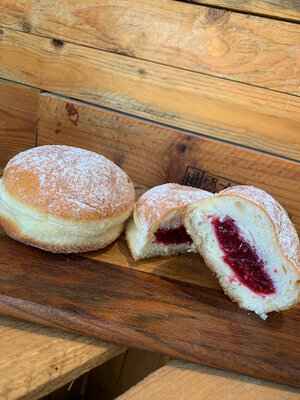 Beignet à la confiture maison de framboise