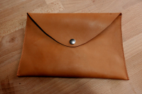 Pochette cuir couleur camel