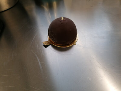 Dôme chocolat/caramel/chocolat blanc