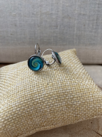 Boucle d’oreille dormeuse spirale verte