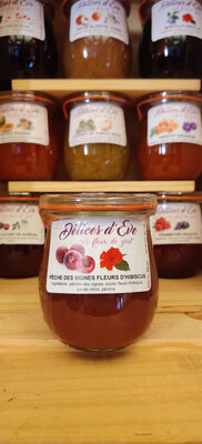 Pêche des vignes et fleurs d'hibiscus