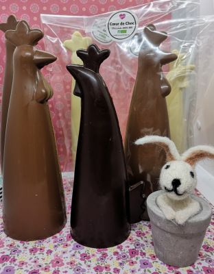 Paques poule longue noir garnie de fritures