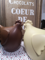 Paques grosse poule chocolat au lait garnie