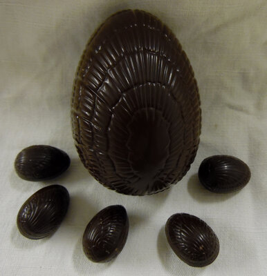Oeuf de pâques chocolat noir garni