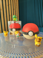 Pokeball en chocolat et figurine