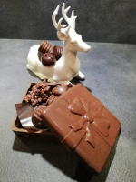 Boite garnie de bonbons au chocolat au lait