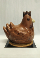 Poule au chocolat au lait garnie
