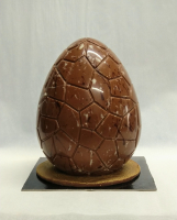 Oeuf au chocolat au lait garni