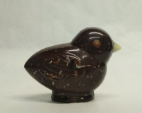 Poussin au chocolat noir garni