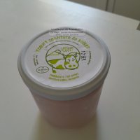 Yaourt brassé à la confiture de framboise