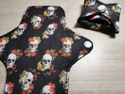 Serviette hygiénique lavable s tête de mort