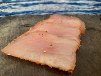 Thon au poivre fume en tranches