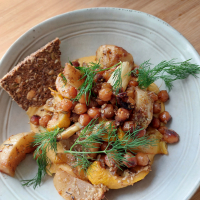 Légumes d'été rôtis et houmous