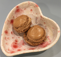 2 macarons glacés au chocolat