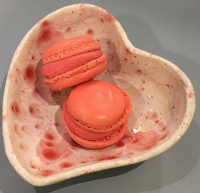 2 macarons glacés à la framboise
