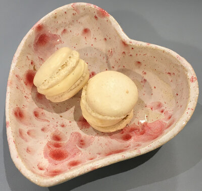 2 macarons glacés à la vanille