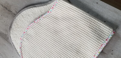 Lot de 2 bavoirs d'épaule, couleur crème